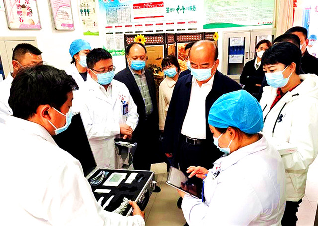 兵团卫健委检查组检查医疗随行包使用情况_副本.jpg