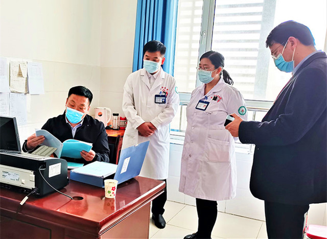 兵团卫健委检查组正在查看医共体医疗工作台账_副本.jpg
