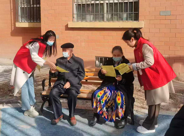 图为：温宿县人社局干部为全县各族群众宣传就业（社保）惠民政策（江凯摄）_副本.jpg