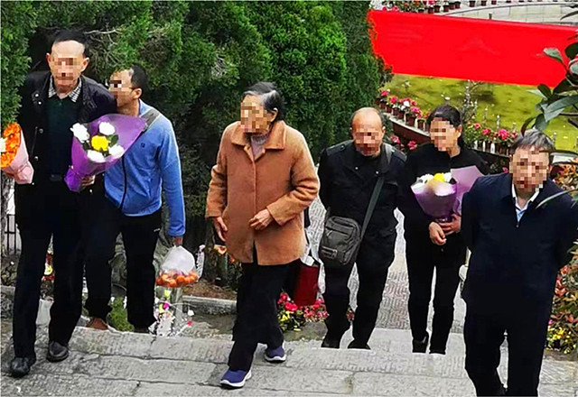 3 群众手捧鲜花步入墓区祭扫_副本.jpg