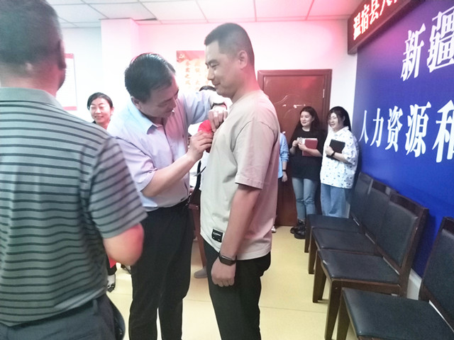 为全力推进人社局机关“五好”党支部创建、“四个合格”党员队伍建设。近日，该县人社局在全局系统内组织开展了2023年度“最美人社人---每周之星”评选活动，县委组织部副部长、县人社局党组书记、副局长杨海东同志为“每周之星”佩戴表彰花环并表示祝贺。（江凯摄）_副本.jpg