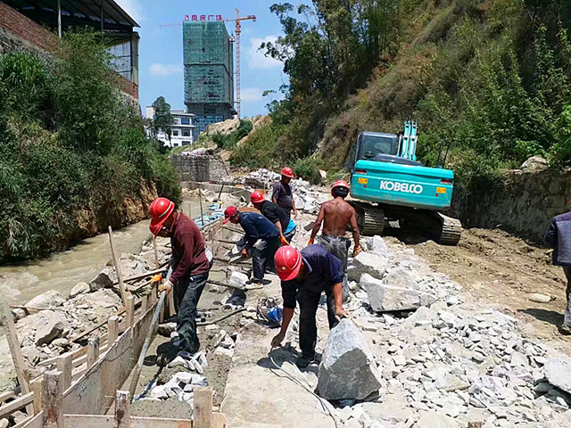 图为迎春河排涝通道建设的剪影_副本.jpg