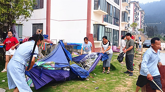 图为社区动员群众参与周边居住环境卫生整治及乱停乱放乱摆摊行为_副本.jpg