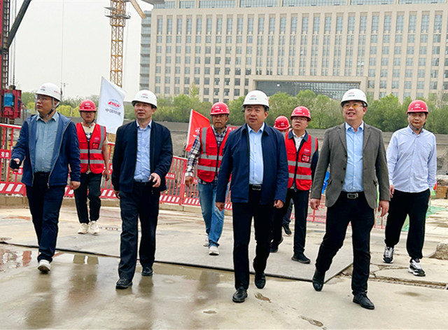 中铁十八局集团北京公司党委书记、执行董事郭北硕、副总经理（主持经理层工作）彭肇武在北京公司工程管理部、科技管理部经理王小驹、河北项目群总经理兼汇程国际中心项目经理白泽富等陪同下现场办公_副本.jpg