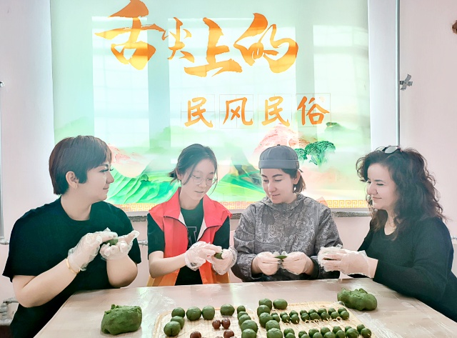 4.社区志愿者带少数民族居民一起制作青团-克拉玛依市白碱滩区三平路街道振兴社区 杨雨婷 供稿  联系电话：18009903291 审核人：刘祥贞_副本.jpg