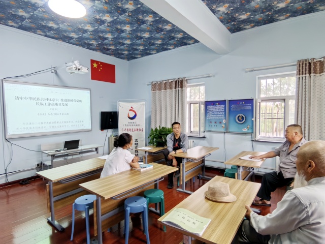 4.区人大代表张业承在代表接访日活动中与居民群众面对面交流_副本.jpg