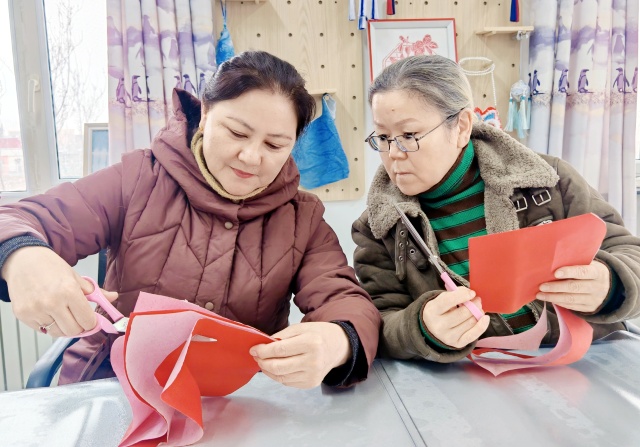 居民正在交流剪纸技巧 摄影师：寇德园_副本.jpg