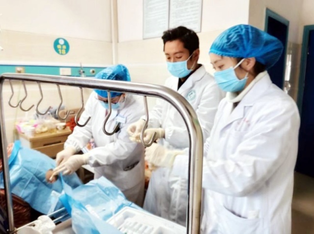 图为胸膜腔穿刺_副本.jpg