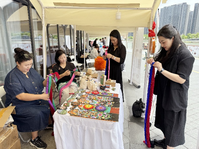 图为展示理塘“妮热”牛羊毛编织工艺_副本.jpg