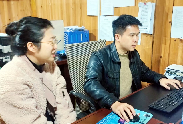 杨恒（右一）在村委会处理日常工作事务_副本.jpg